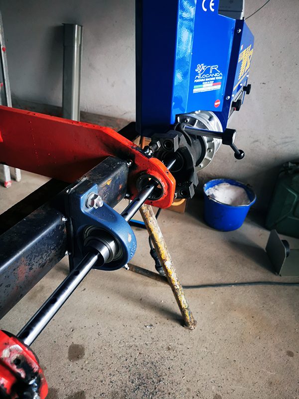 Ausgeschlagene Bohrung eines Anbaugerätes wird mit portabler WS2-Spindelmaschine ausgespindelt