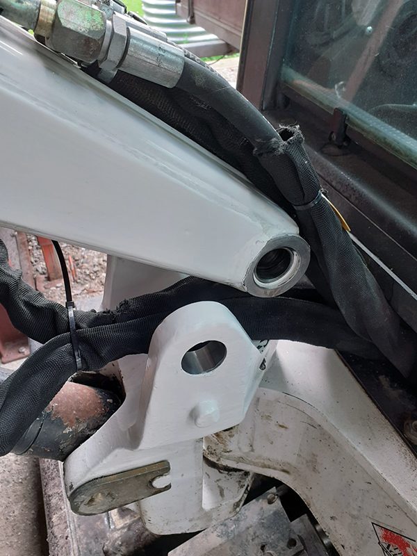 Hauptarmaufnahme eines Bobcat 322 mit fertig gespindelter Bohrung, neu lackiert