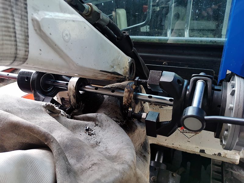 Sir Meccanica WS2 im Einsatz am Bobcat 322 Minibagger, Bolzensitz wird ausgespindelt