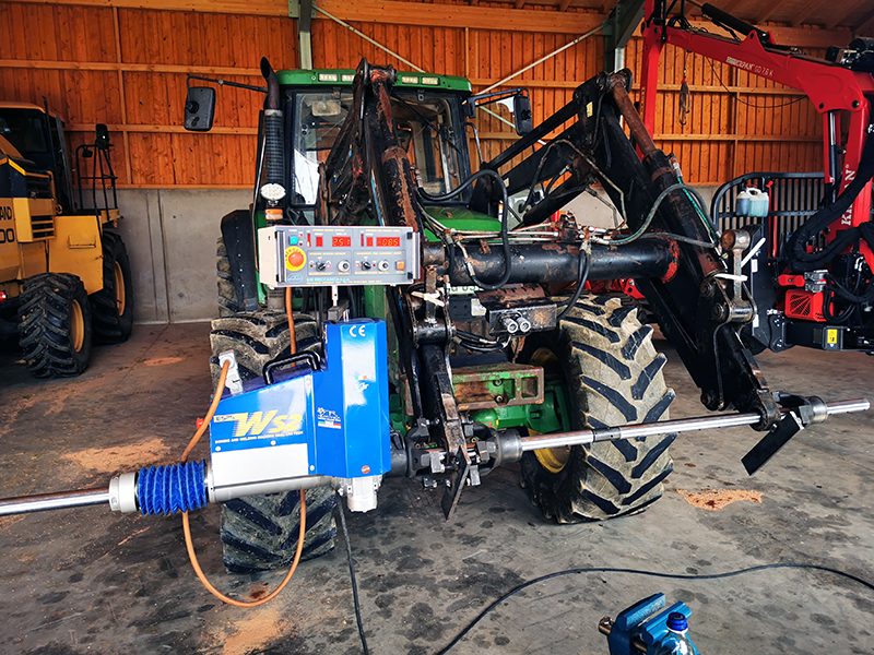 John Deere Traktor mit an der Frontladerkonsole aufgespannter Sir Meccanica WS2 Spindelmaschine