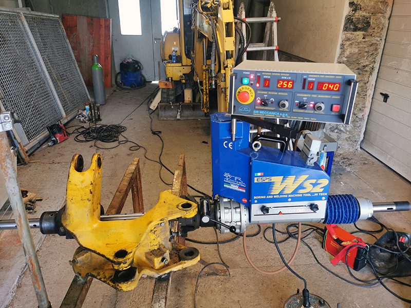 Schwenkgelenk eines Komatsu PC20R wird mit Sir Meccanica WS2 in der Werkstatt ausgespindelt