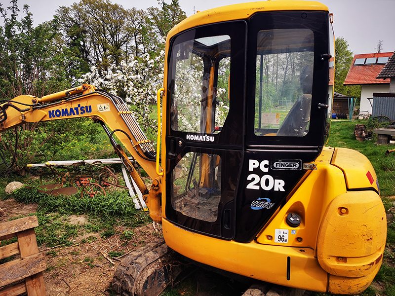 Komatsu PC20R Minibagger mit mehreren ausgeschlagenen Bolzensitzen vor der mobilen Instandsetzung