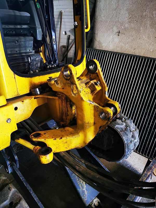 Zusammenbau von Schwenkgelenk und Unterwagen an einem Komatsu PC20R nach der Instandsetzung