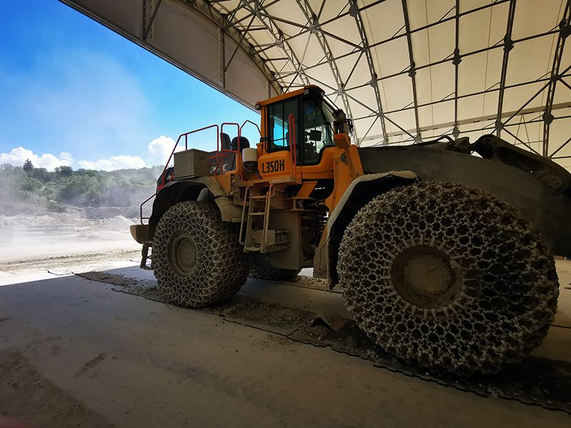 Volvo L350H Radlader mit ausgeschlagenem Bolzensitz an der Schaufel im Steinbruch