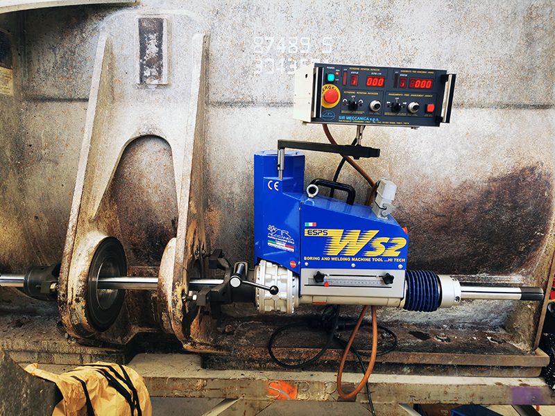 Sir Meccanica WS2 Standard im Einsatz an der Schaufel eines Volvo L350H Radladers zum Ausspindeln der Bolzensitze